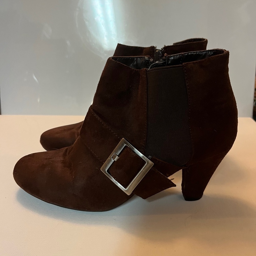 Comfort Plus by Predictions Brown Ankle Boots with Suede and Buckle EUC size 8.5